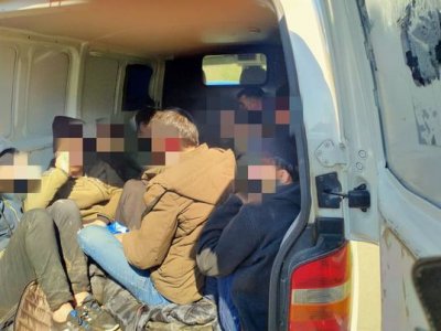 Намериха 13 нелегални сирийци във фалшив инкасо автомобил