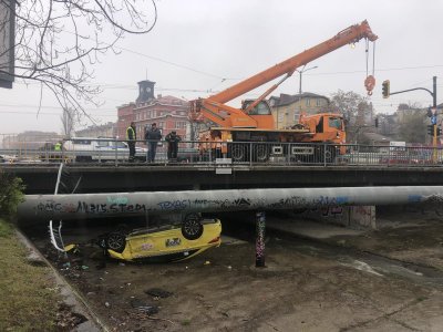 Таксиметров автомобил падна в канала на Владайска река на бул