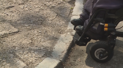 Хора с двигателни увреждания нямат достъп до офиси на улица