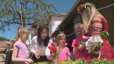 На Цветница деца и възрастни се учиха да плетат венци в село Раждавица