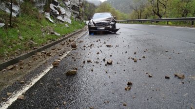 Катастрофа затруднява движението по главен път Е 79 в района на