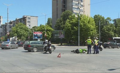 Катастрофа с моторист затрудни движението на натоварено кръстовище в Пловдив