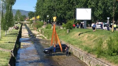 Лек автомобил Ауди падна в река Банщица в Кюстендил