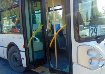 Шофьор на градски автобус загуби съзнание и се вряза на метри от деца в Пловдив