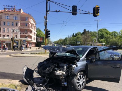 Два автомобила се удариха този следобед на кръстовището на Орлов