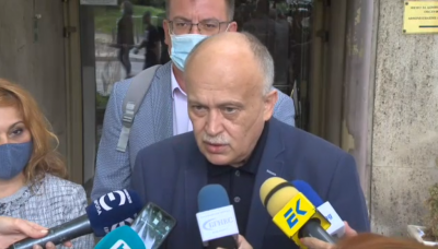 Пред сградата на Министерството на здравеопазването здравните власти дават брифинг