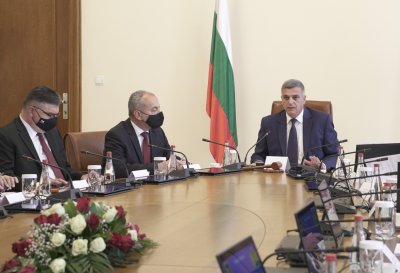Служебното правителство провежда в момента първото си заседание Министър председателят Стефан
