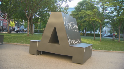 Нови пейки с формата на букви пред Националната библиотека