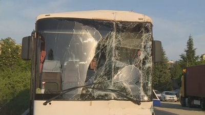 Автобус се удари в ТИР край Сандански