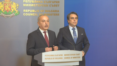 Социалният и финансовият министър Гълъб Донев и Асен Василев обявиха