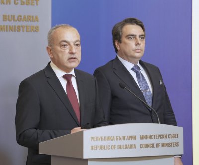 Социалният и финансовият министър Гълъб Донев и Асен Василев обявиха