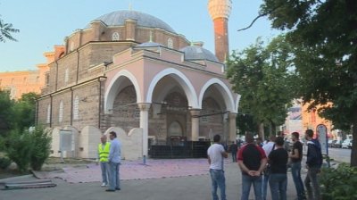 Хиляди мюсюлмани се събраха в Тирана за обща молитва в