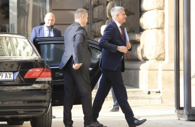 Служебният премиер Стефан Янев пристигна в президентството (СНИМКИ)