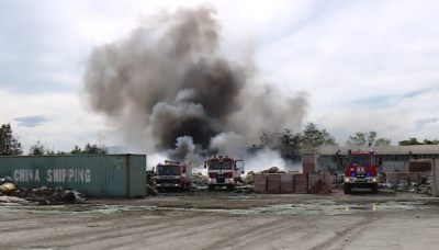 Пожар избухна в депо за отпадъци край Девня (ВИДЕО)
