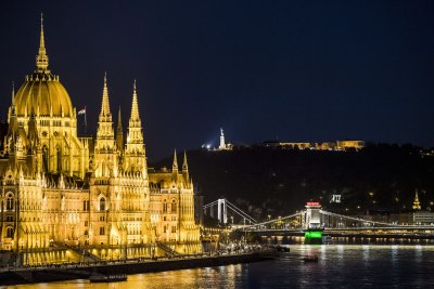 Унгарският парламент отново удължи извънредното положение като позволи на правителството
