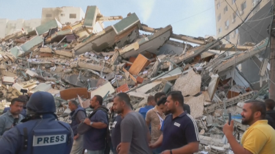 Сградата с редакциите на международни медии в Газа беше разрушена