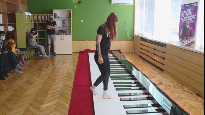 Деца със специални потребности свирят на 9-метрово пиано