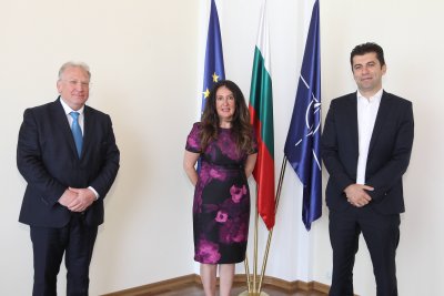 Посланик Херо Мустафа обсъди "Три морета" с министрите на икономиката и външните работи