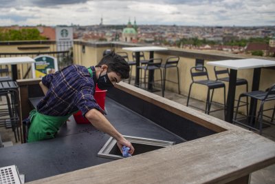 От днес в Чехия отварят хотели хостели и други места