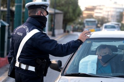Гърция позволи до 4 души да се возят в една кола
