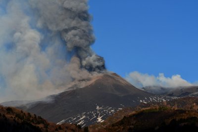 Етна отново изригна, активизира се и друг вулкан в близост
