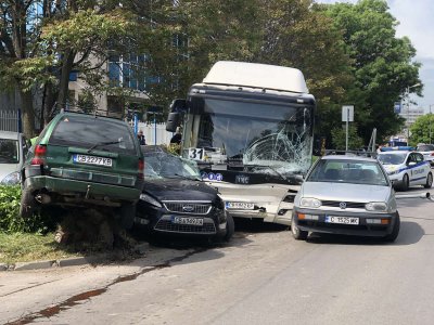 Автобус удари 7 автомобила в София