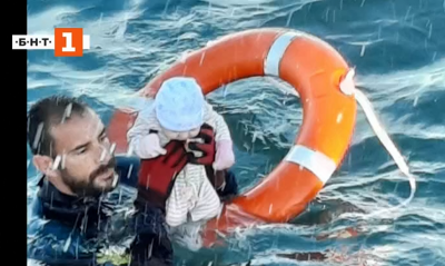Испанската Гражданска гвардия разпространи снимки на деца мигранти във водата