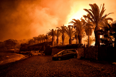 Силният вятър затруднява гасенето на пожарите в Гърция