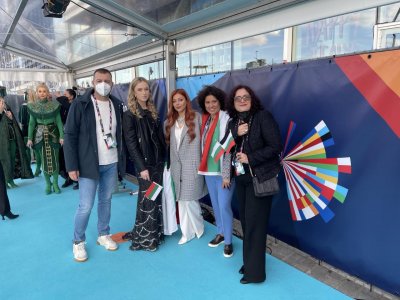 Виктория впечатли с изящна визия на тюркоазения килим на "Евровизия 2021" (СНИМКИ)