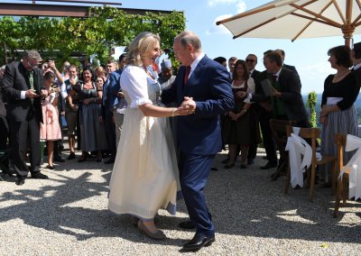 Бившият външен министър на Австрия която преди три години танцува