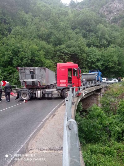 Пътен инцидент между два товарни автомобила затвори за движение пътя