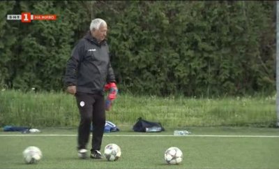 Семейство Манолкови предават знанията си чрез вратарски камп