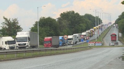 Опашка от камиони на "Дунав мост" при Русе заради наводнена шахта