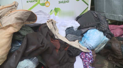 Дрехи за смет в Русе: Вандали разбиха контейнерите за текстилни отпадъци