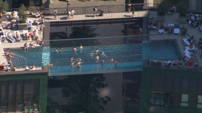 Част от лондончани се насладиха на хубавото време в басейн