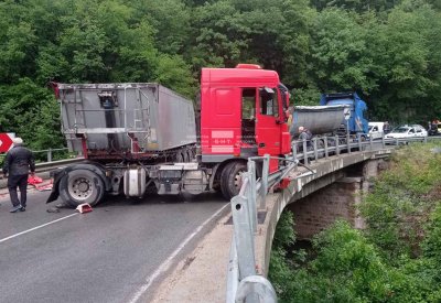 Пътен инцидент между два товарни автомобила затвори за движение пътя