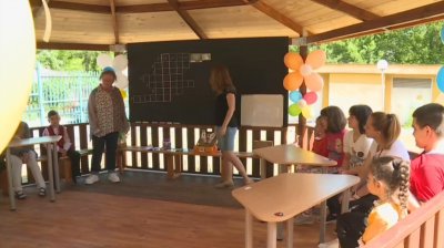 Подариха класна стая на открито на деца с увреждания във Варна