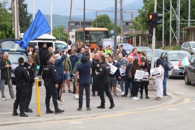 Протестиращите от "Горубляне" блокираха за час движението по "Цариградско шосе"
