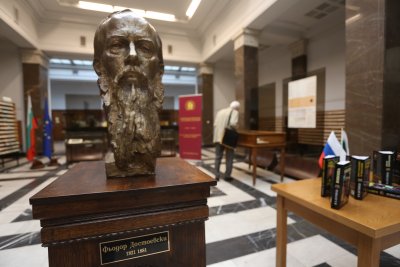Руското посолство дари бюст на Достоевски на Народната библиотека