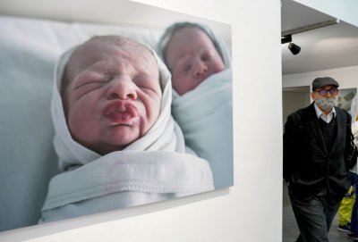 Фотографска изложба В началото показва първите глътки въздух на бебета