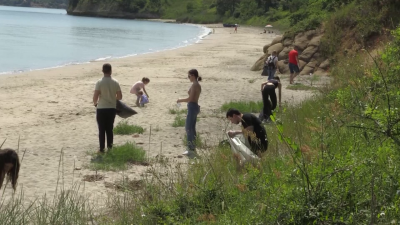 Инициативата "Бира за смет" почисти плаж "Крайморие"