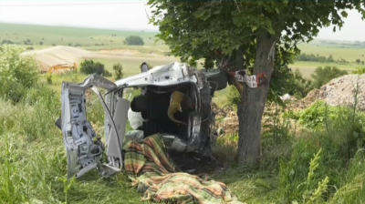 Двама души загинаха в катастрофа между джип и кола във Врачанско