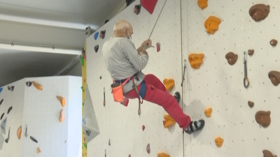 98 годишен швейцарец демонстрира невероятна форма като преодолява вертикални граници Независимо от