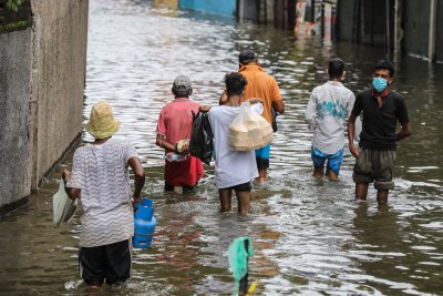 Свлачища и наводнения взеха 14 жертви в Шри Ланка (СНИМКИ)