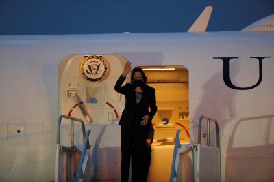 Самолетът на вицепрезидента на САЩ спешно беше приземен