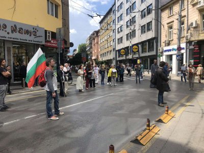 Протест пред Дома на Европа блокира движението по ул. "Раковски"