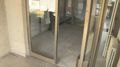 Агресивен мъж счупи стъкла на входа на полицията в Русе