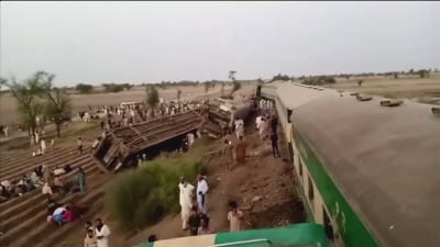 Десетки загинаха във влакова катастрофа в Пакистан
