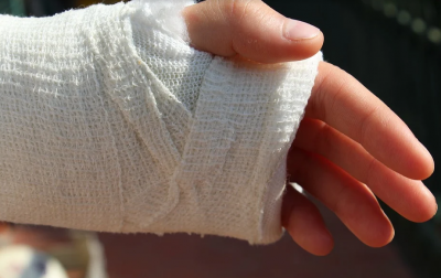 Седмокласник е със счупена ръка след бой пред елитно училище в Благоевград