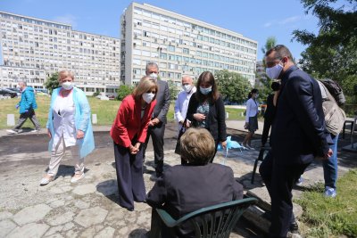 Еврокомисарят по здравеопазване насърчи ваксинационния процес в България